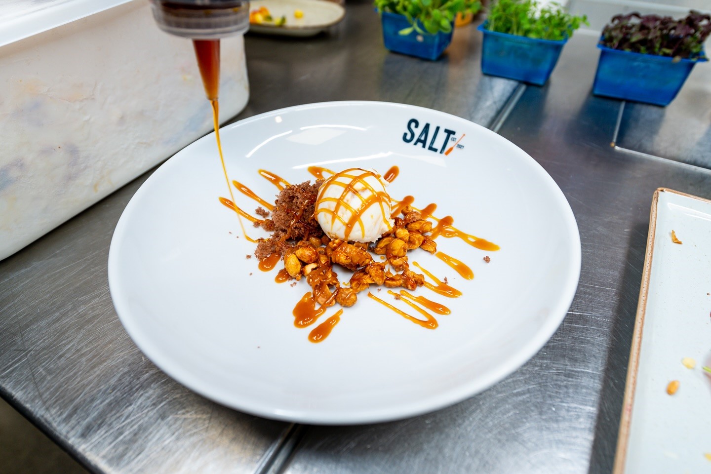 bord met salt logo en dessert