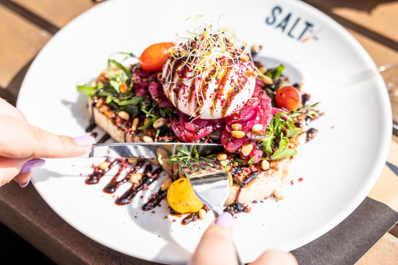 Bord met salt logo en zuurdesembrood