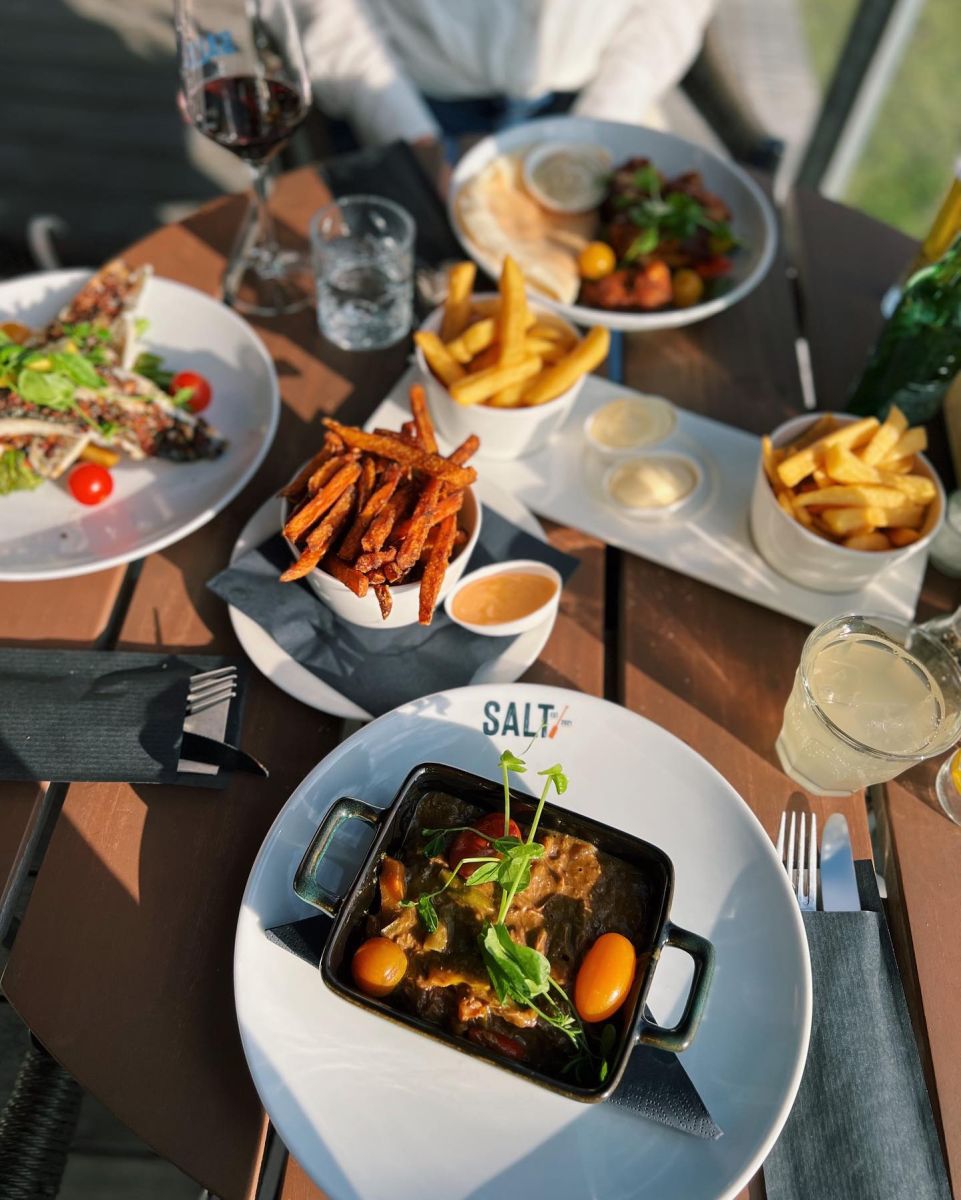 sfeervolle foto van borden met gerechten op tafel