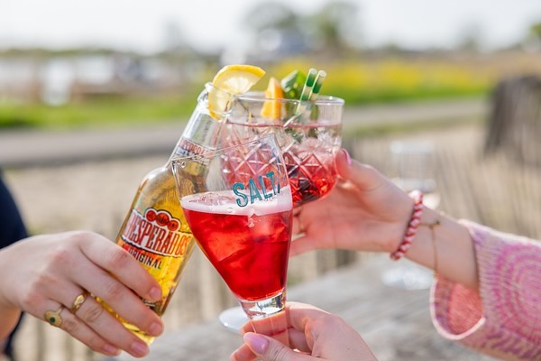 Bedrukt bierglas en flesje desparados