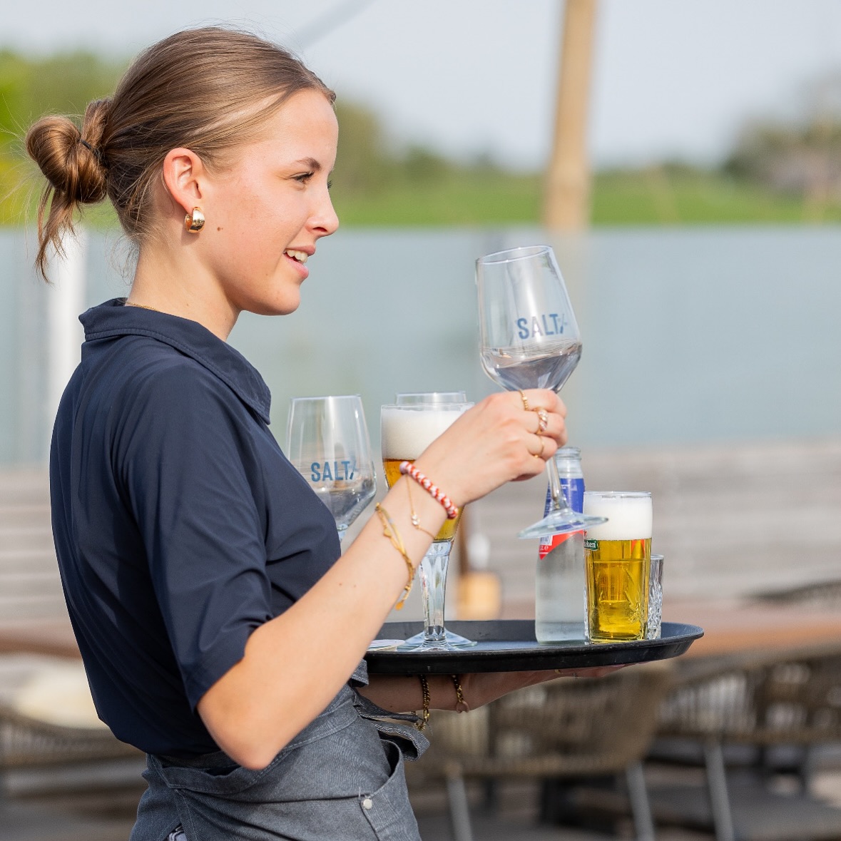 wijnglazen op dienblad