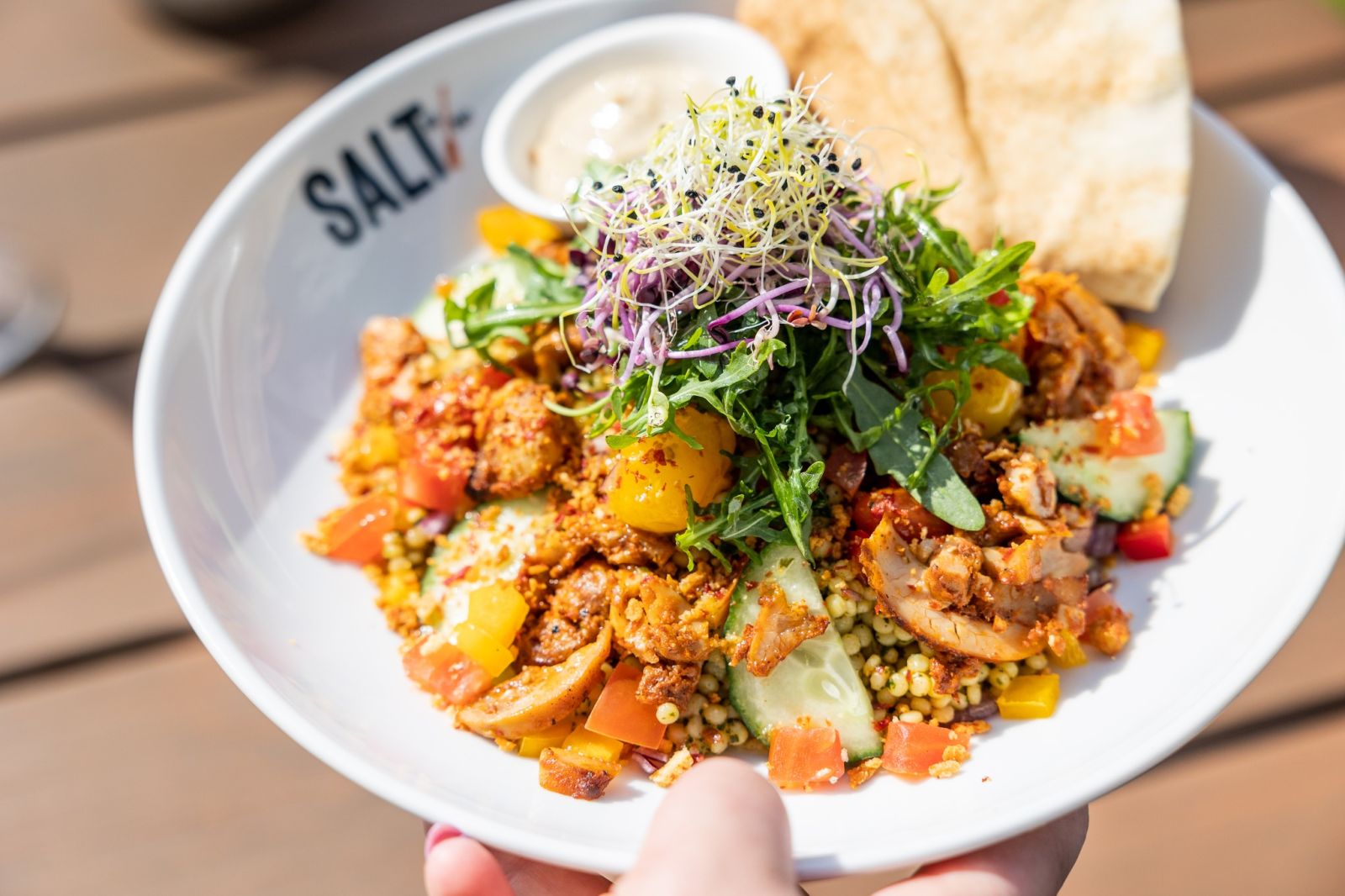 Bij Paviljoen SALT geniet je van bedrukte glazen en borden aan het water
