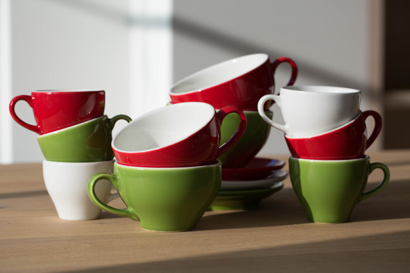 Barista kopjes in meerdere kleuren op tafel