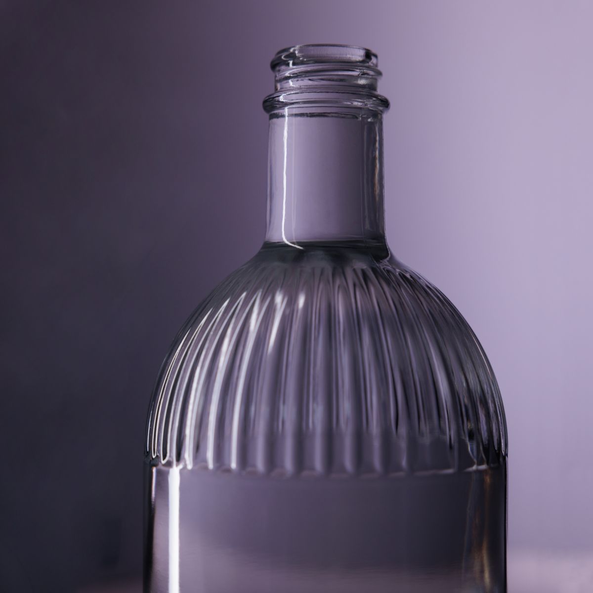 Glazen Florence fles 0,5 liter gevuld, geplaatst in sfeerruimte met natuurlijke belichting.