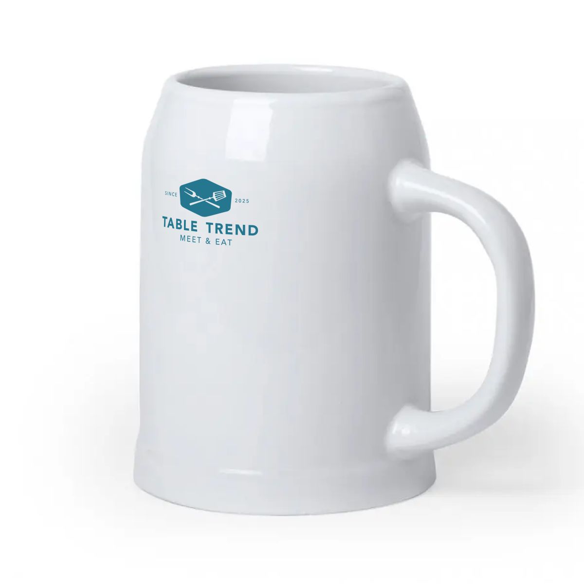 Porseleinen bierpul met bedrukt logo ‘TableTrend’ in één kleur, centraal geplaatst op de voorzijde.