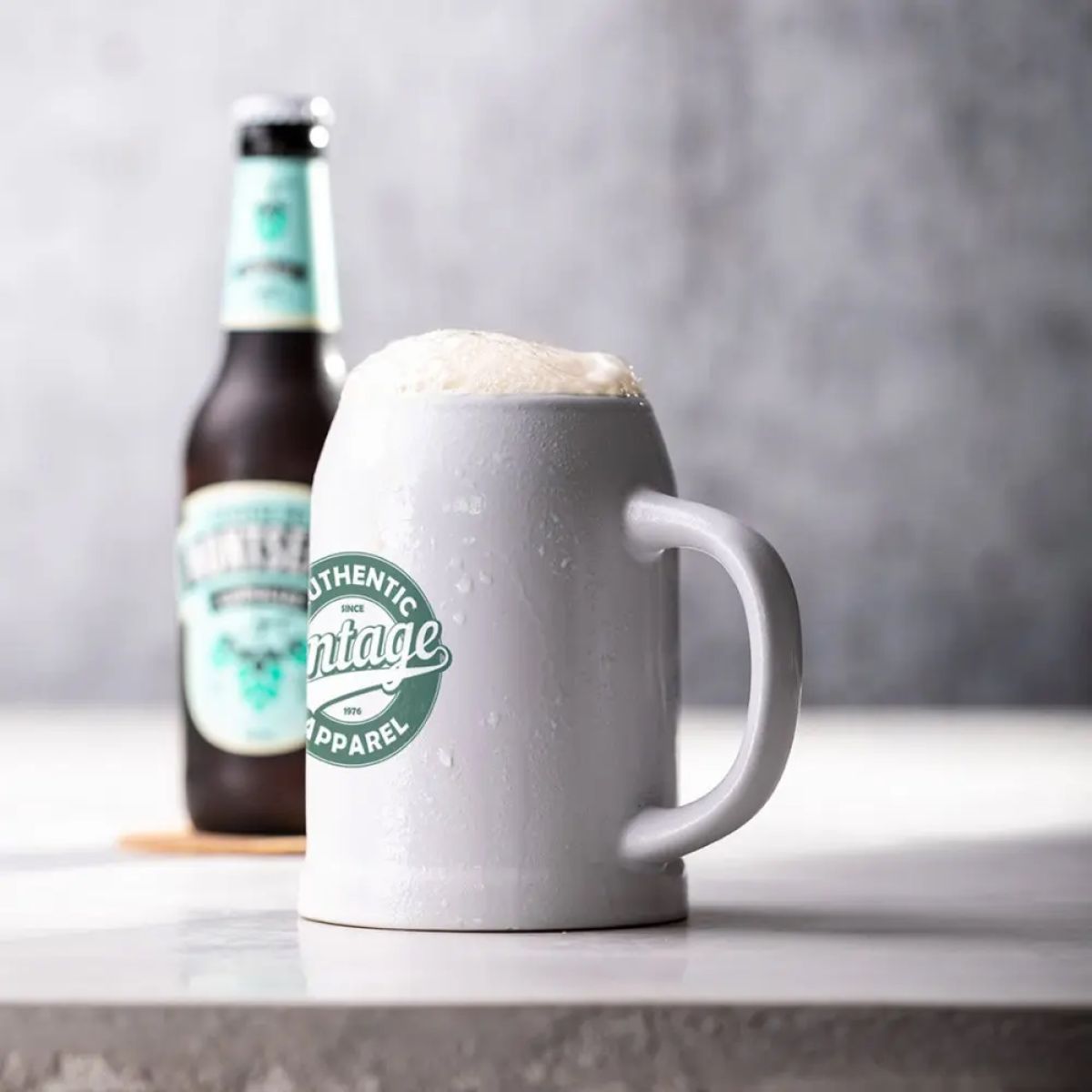 Gevulde bierpul Hamburg 70 cl. met bedrukt logo, geplaatst in sfeervolle setting op tafel.