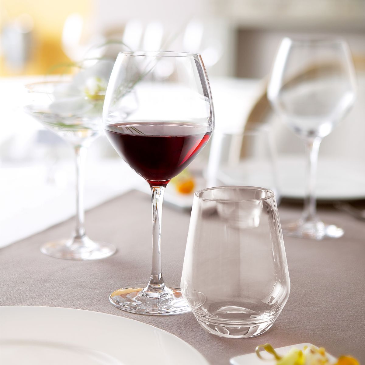 Gevuld Cabernet young wijnglas 35 cl. in warme sfeerruimte op tafel gepresenteerd.