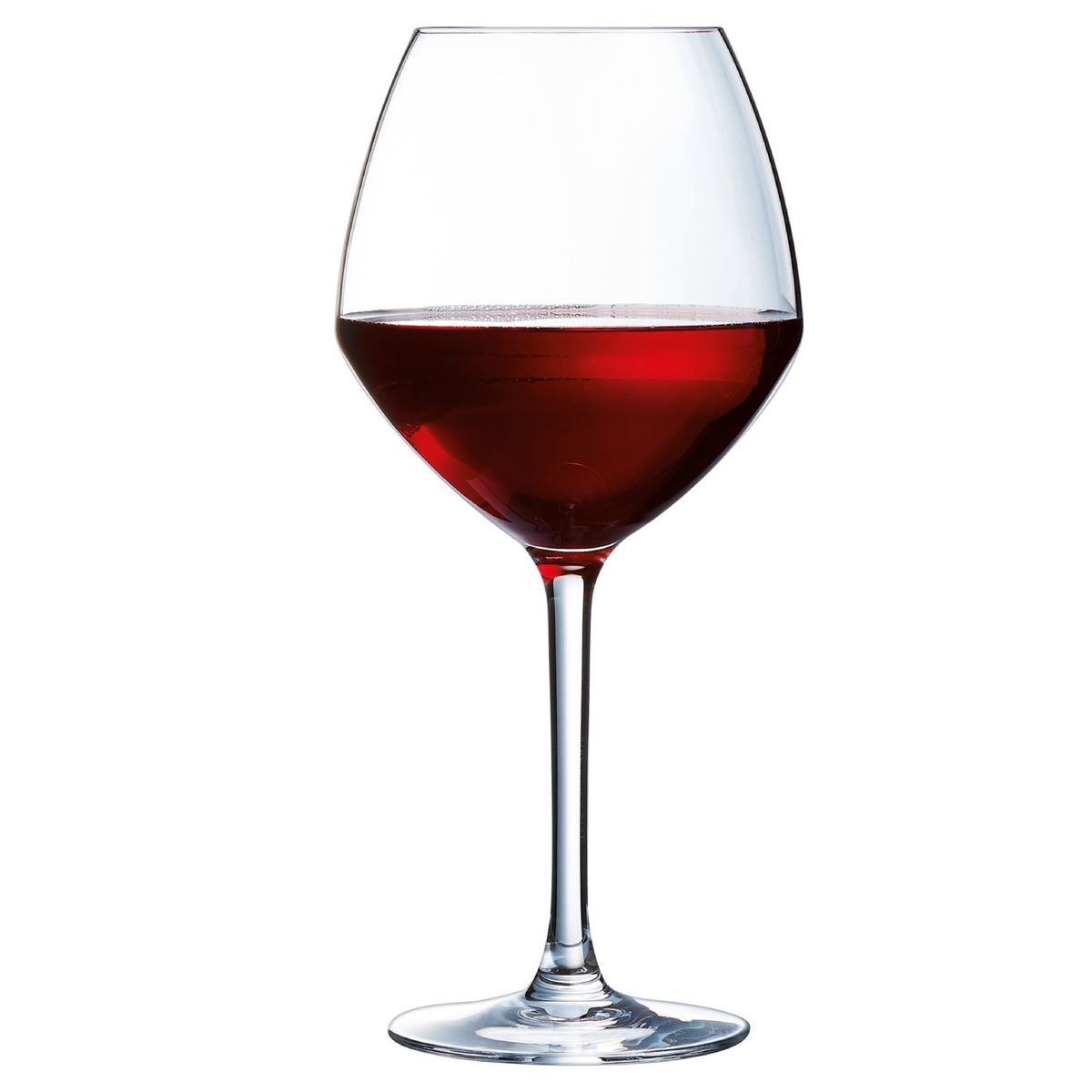 Cabernet young wijnglas 58 cl. gevuld met rode wijn, gefotografeerd tegen witte achtergrond.