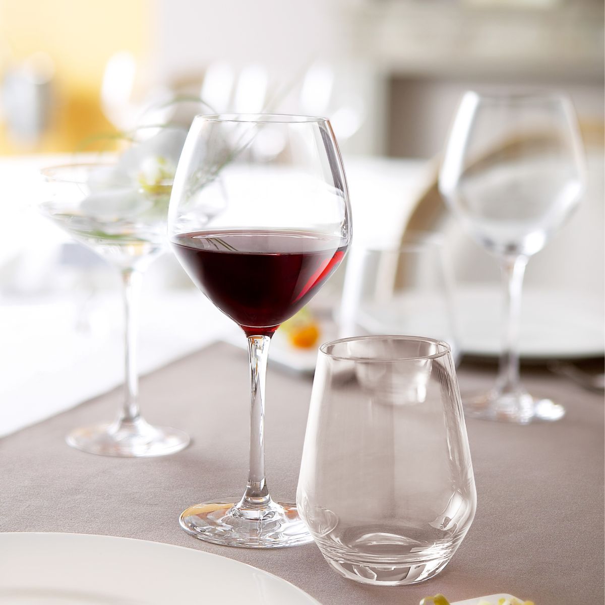 Gevuld Cabernet young wijnglas 58 cl. gepresenteerd in een sfeervolle setting.