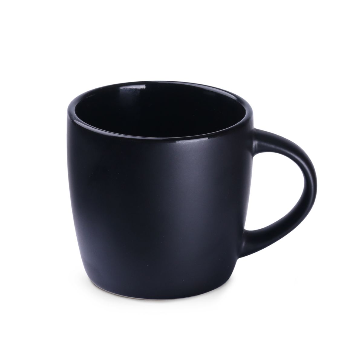 Vooraanzicht Handy Espresso Kop 10 cl. van zwart keramiek met gladde afwerking en compacte vorm. Vooraanzicht Handy Espresso Kop 10 cl. van zwart keramiek met gladde afwerking en compacte vorm.