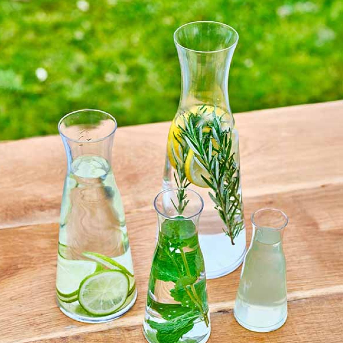 Karaf Atelier 1 liter gevuld met drank geplaatst in een sfeervolle setting.