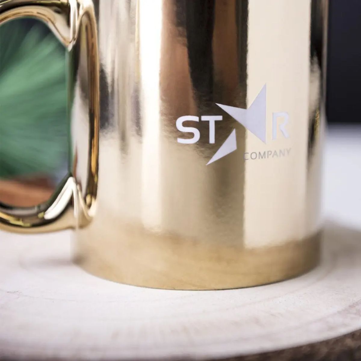 Furnished mood room with mug Jasper 35 cl, porcelain with logo and metallic look.