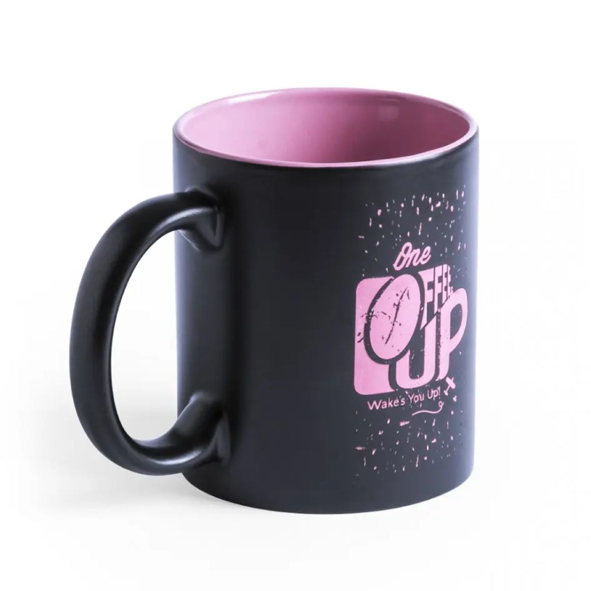 Zwarte mok Milo 35 cl. met roze binnenzijde in vooraanzicht, keramiek met gravureafwerking. Zwarte mok Milo 35 cl. met roze binnenzijde in vooraanzicht, keramiek met gravureafwerking.
