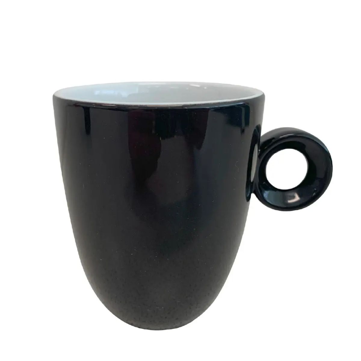 Black and white 25 cl porcelain Rondo mug in straight front view with visible ear shape and smooth surface.