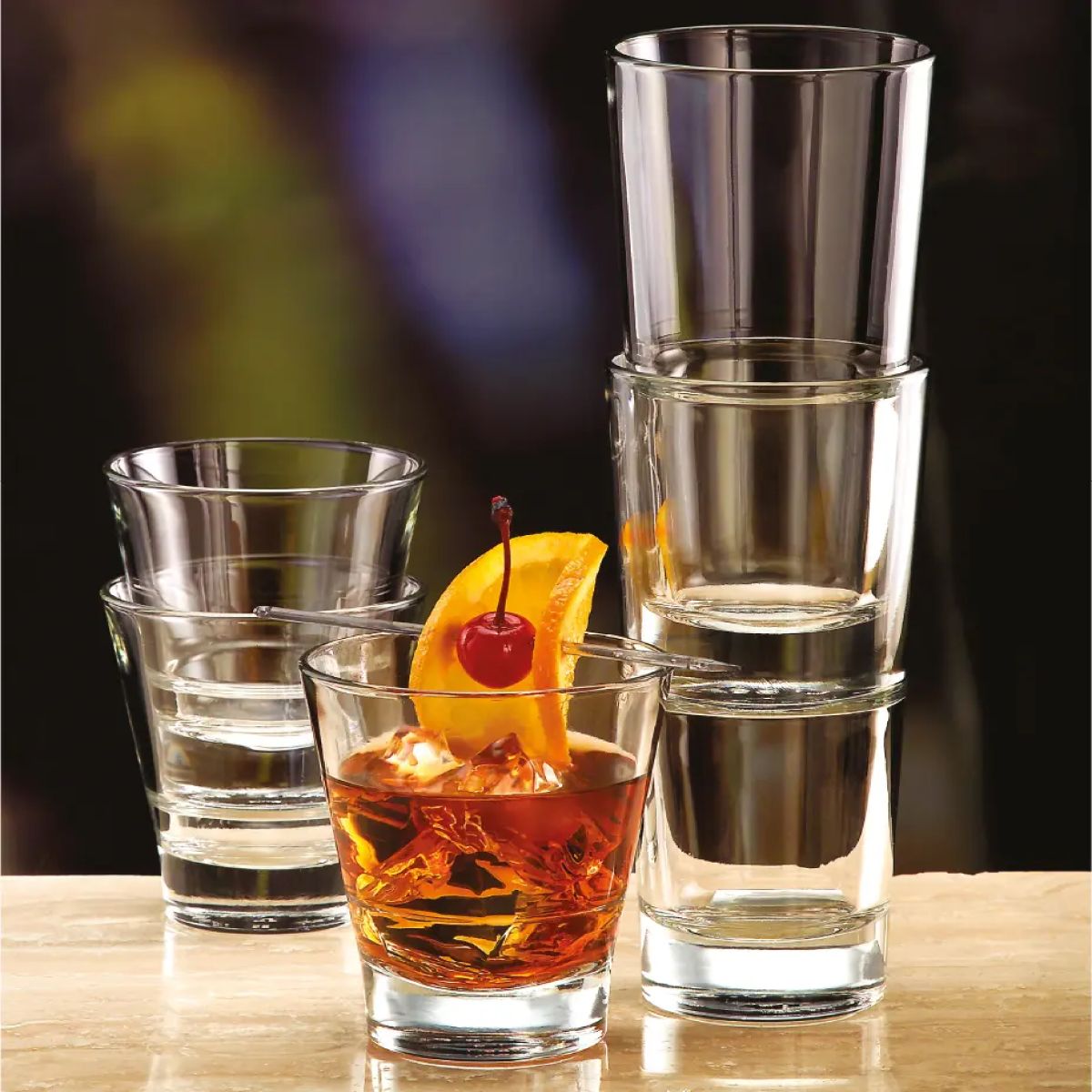 Filled Tumbler Libbey Endeavor glass 35 cl. placed in an atmospheric use setting.