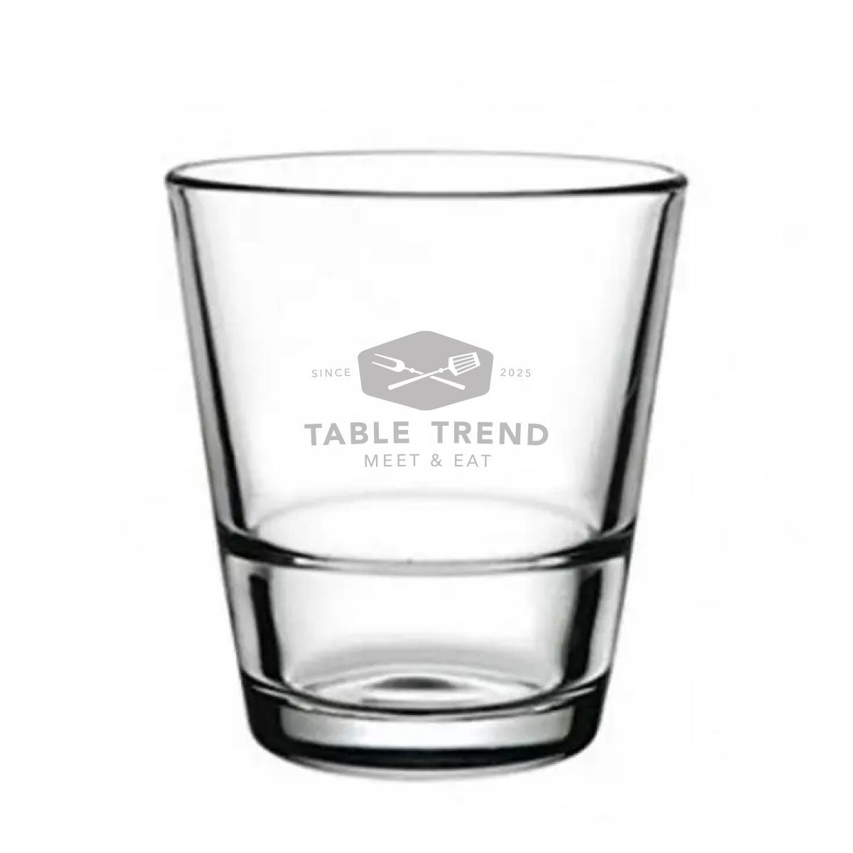 Detail van waterglas Grande S met gegraveerd TableTrend-logo op het glas, zichtbaar in vooraanzicht.