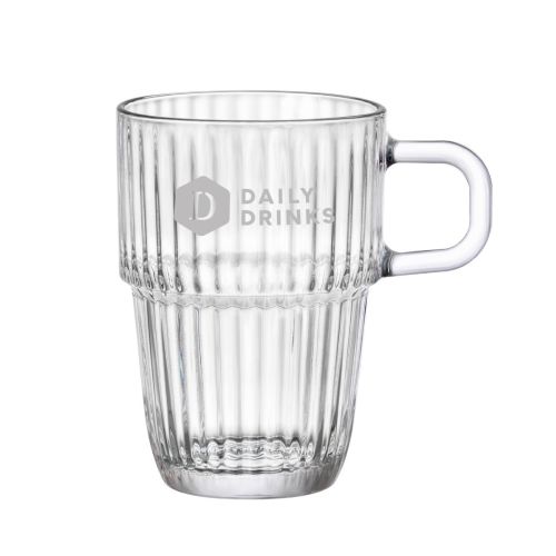 Gravure van DailyDrinks-logo op voorzijde van Barshine Latte glas 31,5 cl in helder glas.