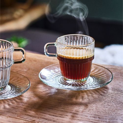 Sfeerbeeld toont Barshine thee en latte schotel 14 cm met inhoud.