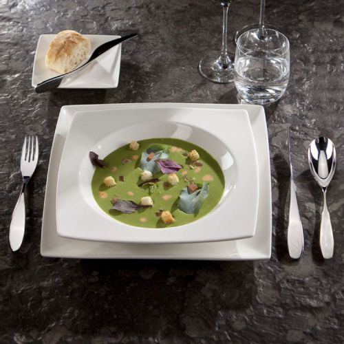 Square deep Squito plate 27 cm of porcelain with filling in a mood room.