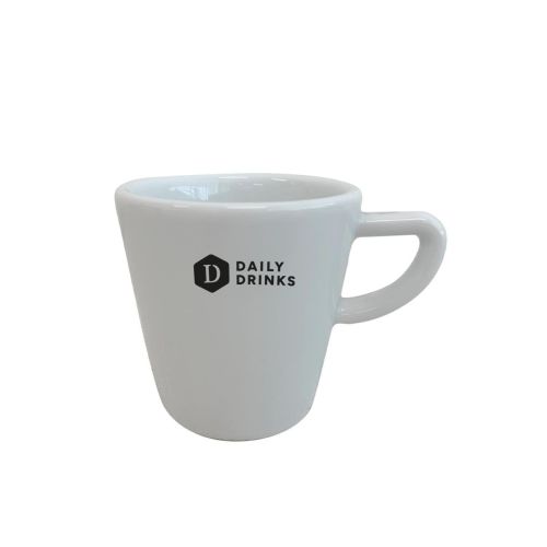 Delta koffie kop 16 cl van porselein met DailyDrinks logo in één kleur op de voorzijde, koffiekop met oor voor horeca en koffieservice.