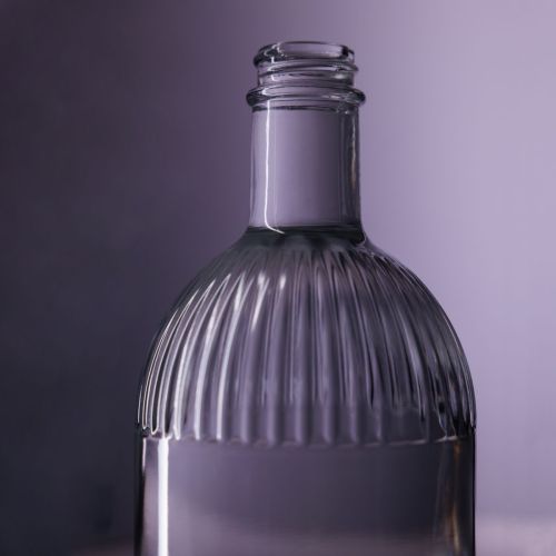 Glazen Florence fles 0,5 liter gevuld, geplaatst in sfeerruimte met natuurlijke belichting.