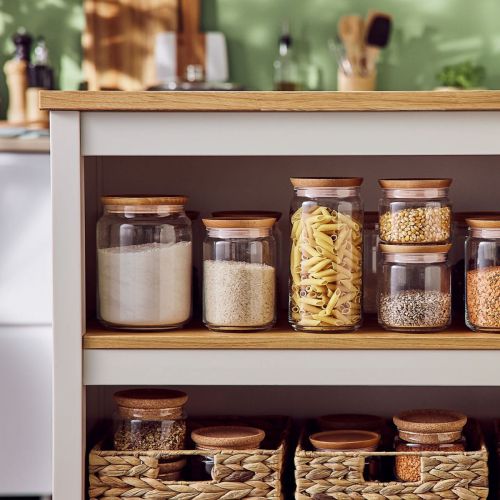 Glazen pot van 0,5 liter met vulling, geplaatst als sfeerbeeld in een stijlvolle binnenruimte.