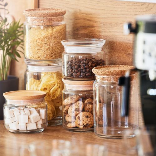 Glazen pot van 0,75 liter met vulling, geplaatst in een sfeervolle ruimte als gebruiksbeeld.