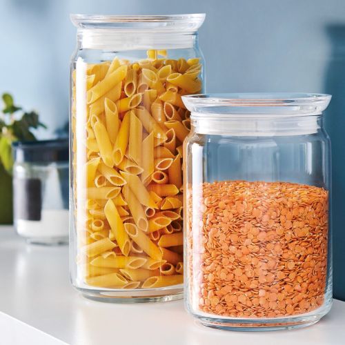 Glazen pot van 1,5 liter met vulling en logo in sfeerruimte, transparant voorraadglas als keukenaccessoire.