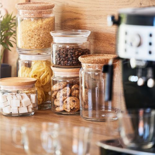 Glazen pot van 2 liter met deksel en verpakking samen weergegeven, transparant voorraadglas in productcombinatie.