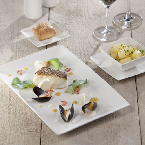 Vierkante Squito kom 14 cm van porselein met vulling geplaatst in een sfeerruimte.