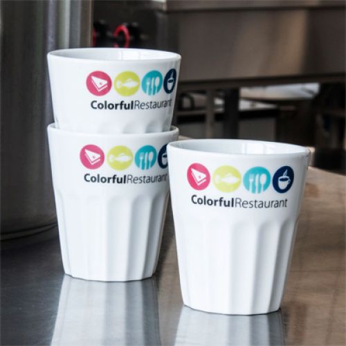 Noble beker 26 cl van porselein met bedrukking in sfeerruimte.