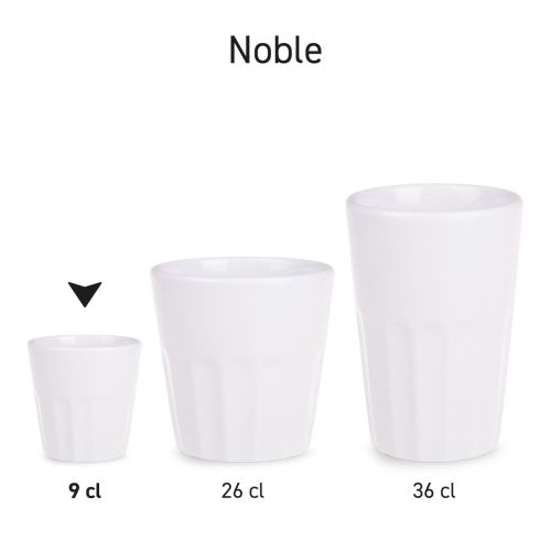 Serie van porseleinen Noble bekers bekers overzichtelijk naast elkaar opgesteld.