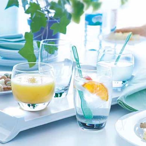 Salto Tumbler 32 cl beverage-filled glass in ambient room, transparent drinking glass on table.