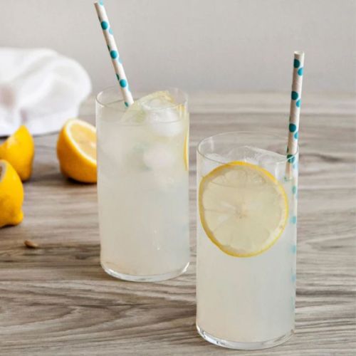 Top Class tumbler glas van 38 cl. met vulling in sfeerruimte, transparant drinkglas in gebruik.