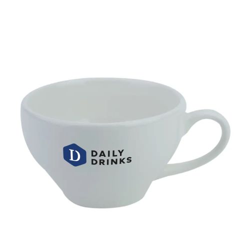 Porseleinen Barista Koffie Verkeerd kop 30 cl. met meerkleurig DailyDrinks-logo aan voorzijde. Porseleinen Barista Koffie Verkeerd kop 30 cl. met meerkleurig DailyDrinks-logo aan voorzijde.