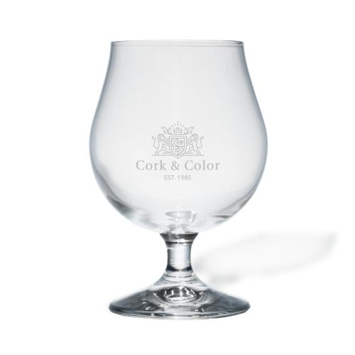 Vooraanzicht van Breughel bierglas 38 cl. met gegraveerd CorkColor-logo in het midden van het glasoppervlak.