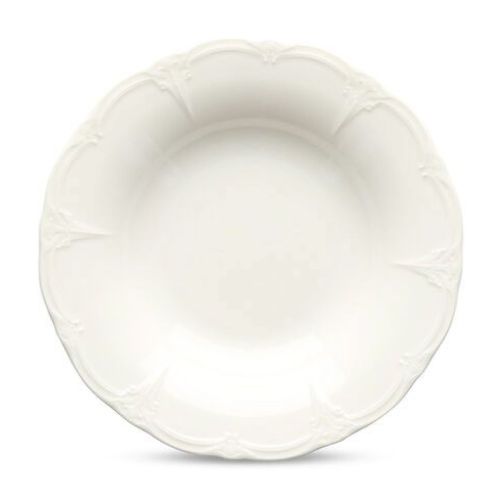 Diep bord Retro van 24 cm in wit porselein, volledig zichtbaar van voren op egale achtergrond.