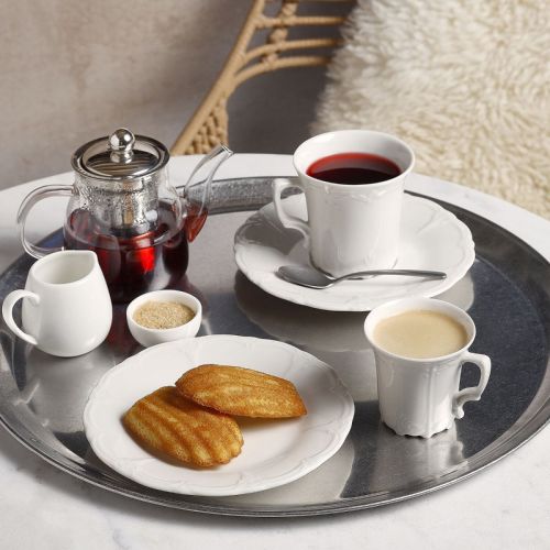 Covered table with Retro plate 16 cm of porcelain, filled and with printed logo in a mood room.