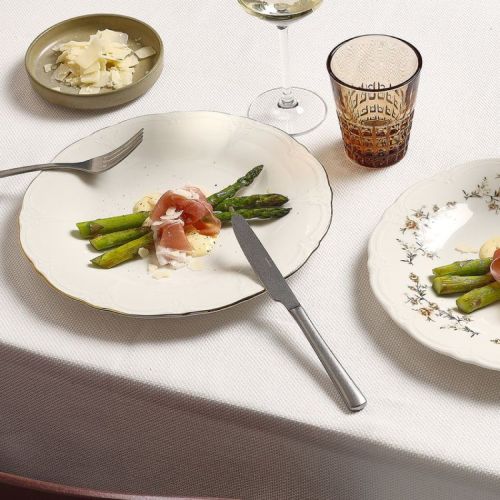 Gedekt tafereel met gevuld Bord Retro 27 cm porselein inclusief logo in een sfeervolle setting.