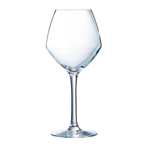 Cabernet young wine glass of 47 cl in clear glass, displayed straight forward against neutral background. Cabernet young wine glass of 47 cl in clear glass, displayed straight forward against neutral background.