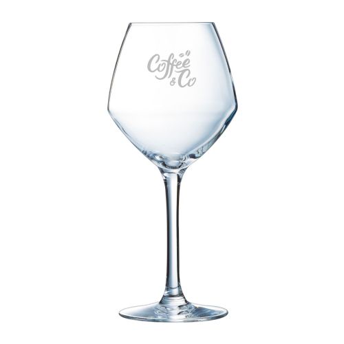 Engraving of CoffeeCo logo on the front of the 47 cl Cabernet young glass, subtly visible. Engraving of CoffeeCo logo on the front of the 47 cl Cabernet young glass, subtly visible.