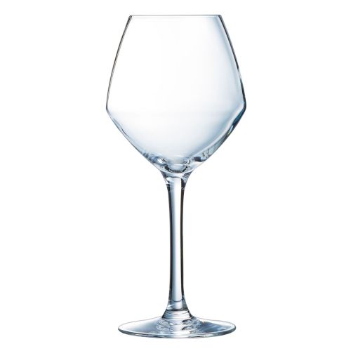 Cabernet young wine glass of 58 cl. displayed straight from the front in clear glass. Cabernet young wine glass of 58 cl. displayed straight from the front in clear glass.