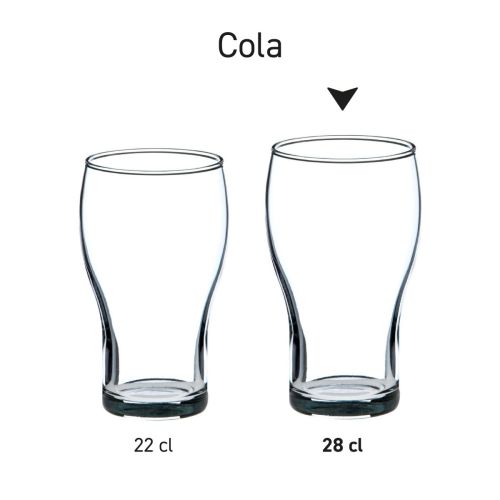 Seriebeeld van meerdere Cola glazen in een uniforme opstelling. Seriebeeld van meerdere Cola glazen in een uniforme opstelling.