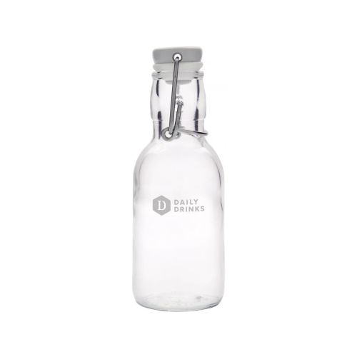 Emilia fles van 0,25 liter met beugelsluiting en gegraveerd DailyDrinks-logo op het glasoppervlak. Emilia fles van 0,25 liter met beugelsluiting en gegraveerd DailyDrinks-logo op het glasoppervlak.