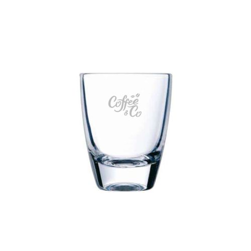 Shotglas 3,5 cl met vooraanzicht van fijne logo-gravure van CoffeeCo in het glasoppervlak.