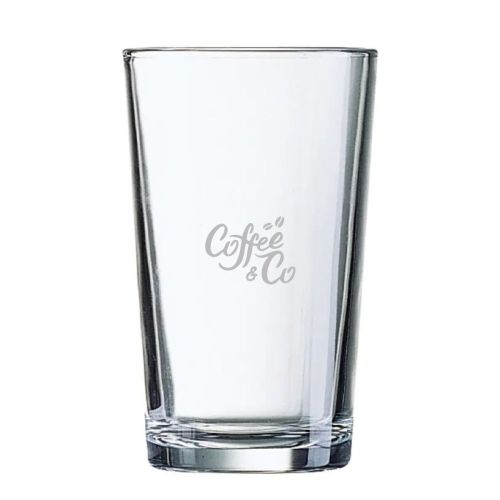 Gegraveerd CoffeeCo-logo zichtbaar op de voorzijde van Glas Conique 57 cl. in het glasoppervlak. Gegraveerd CoffeeCo-logo zichtbaar op de voorzijde van Glas Conique 57 cl. in het glasoppervlak.