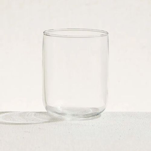Gevulde Iconic Tumbler 27 cl. glas met helder drankje tegen witte achtergrond in studio-opname.