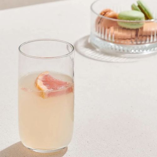 Atmospheric setting with a filled glass Iconic Tumbler 36.5 cl. including visible logo on the surface.