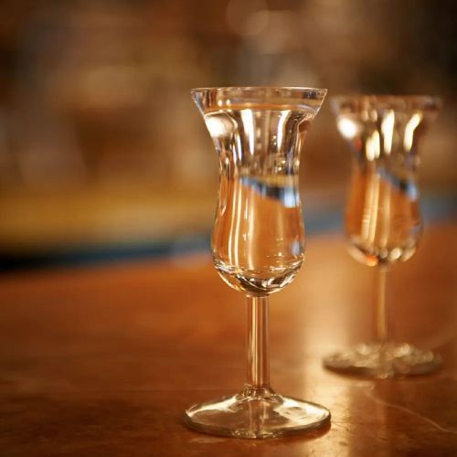 Gevuld Intermezzo borrelglaasje 5 cl met lange steel geplaatst in sfeervolle setting. Gevuld Intermezzo borrelglaasje 5 cl met lange steel geplaatst in sfeervolle setting.