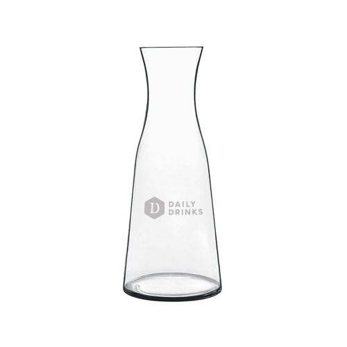 Karaf Atelier 0,5 liter van glas met fijn gegraveerd DailyDrinks-logo op het vooraanzicht. Karaf Atelier 0,5 liter van glas met fijn gegraveerd DailyDrinks-logo op het vooraanzicht.
